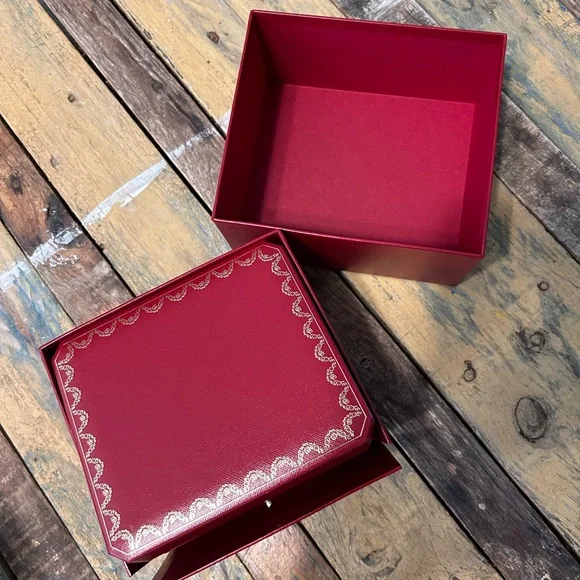 Cartier Elegant Red Jewelry Box with Gold Detailing - Picture 3 of 5